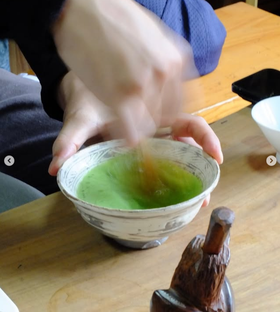 Preparación tradicional de matcha con chasen